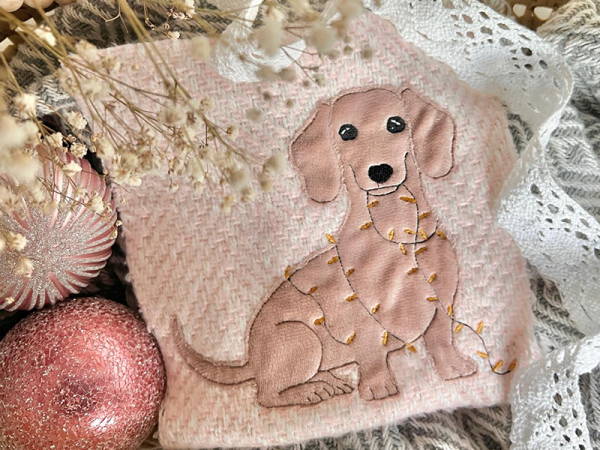 Dackel mit Lichterkette - doodle Stickdatei